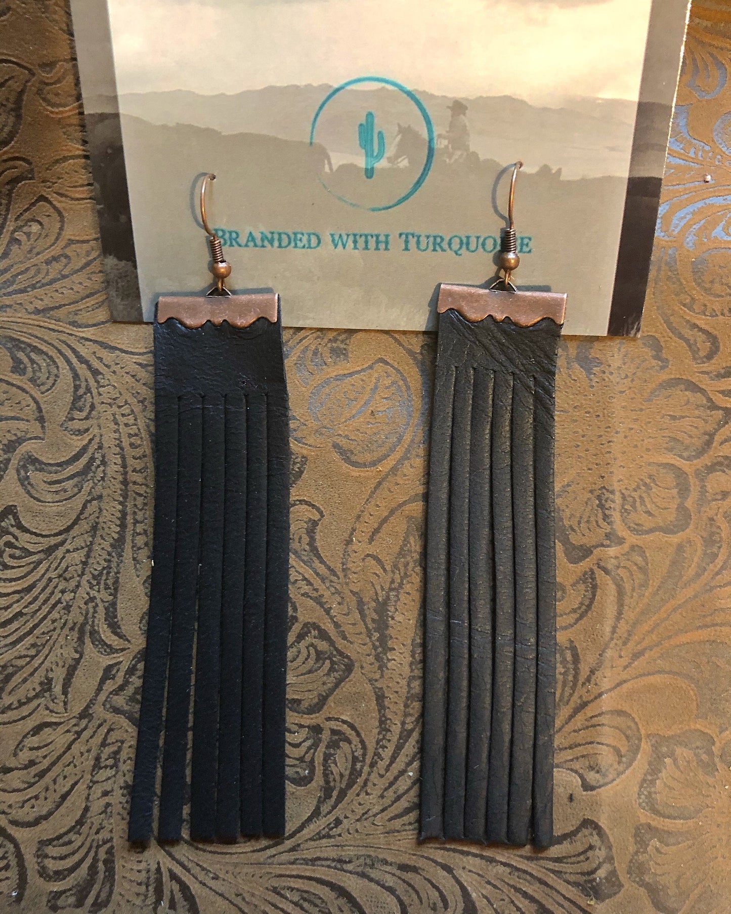 The "Tee" Earrings in black