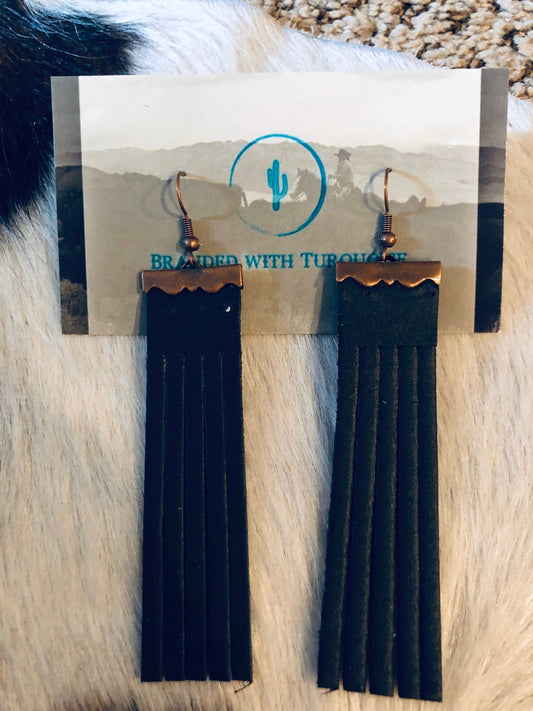The "Tee" Earrings in black